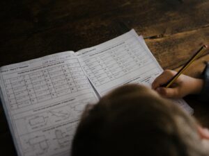 Jeune qui écrit un texte, coaching scolaire
